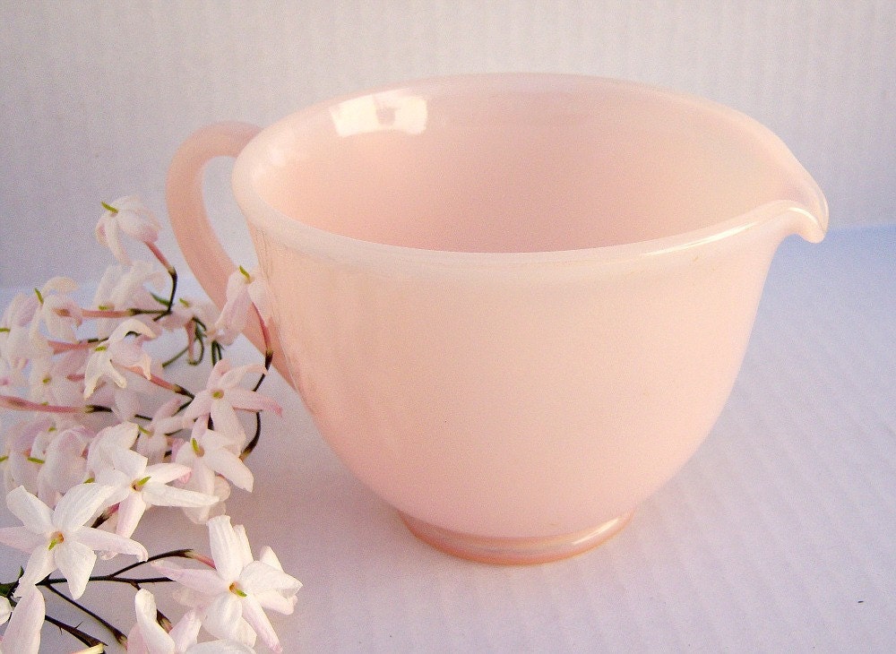 Vintage rose pink pastel glass creamer / measuring cup / 1950s