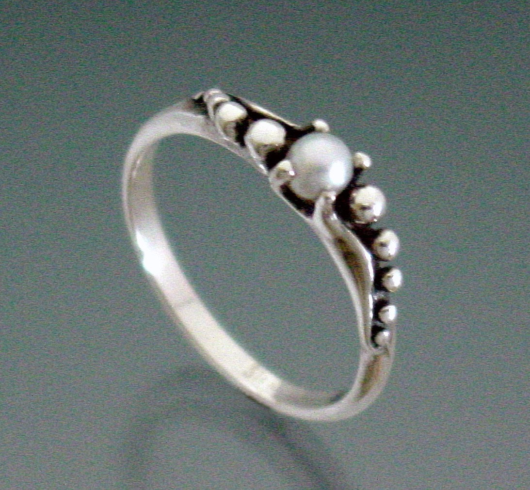 Peapod Sweep Ring with Pearl