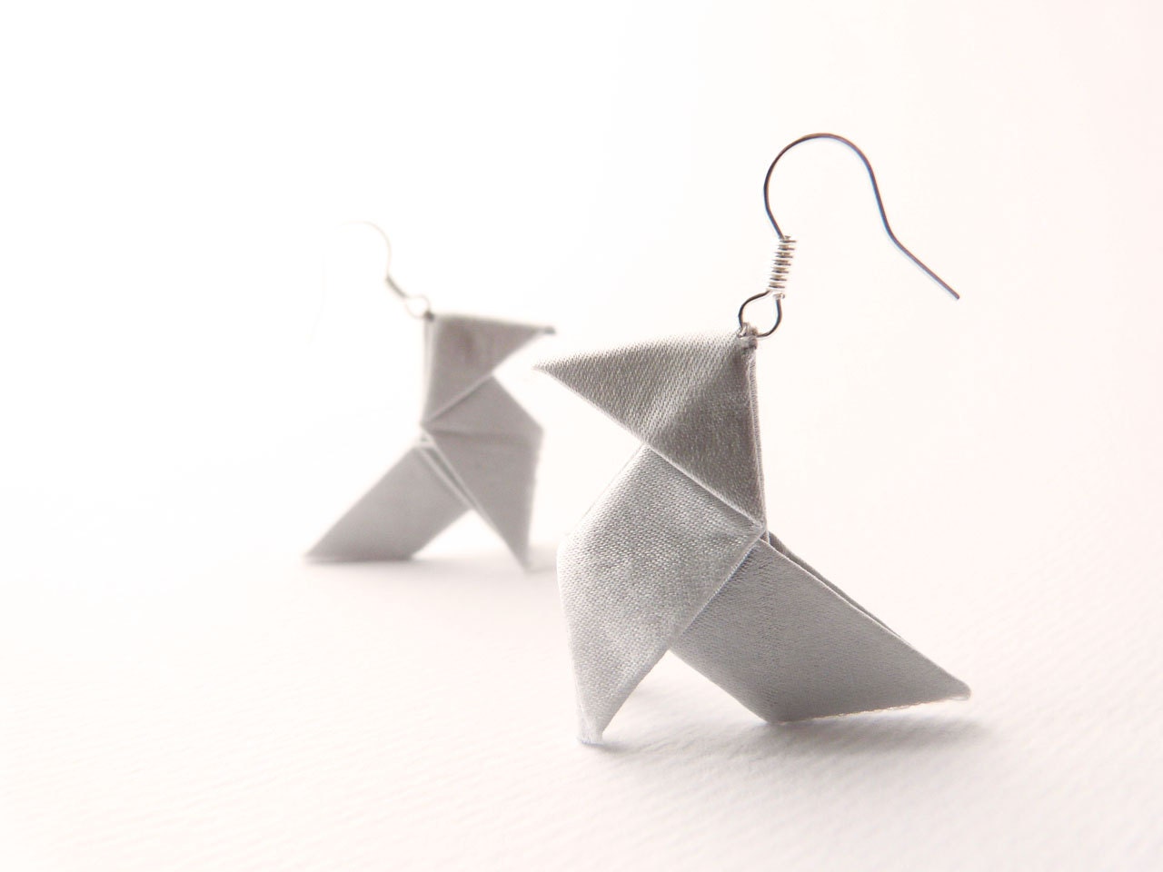 Origami earrings Light grey silk OOAK by Jye, Hand-made in France - Joliejye