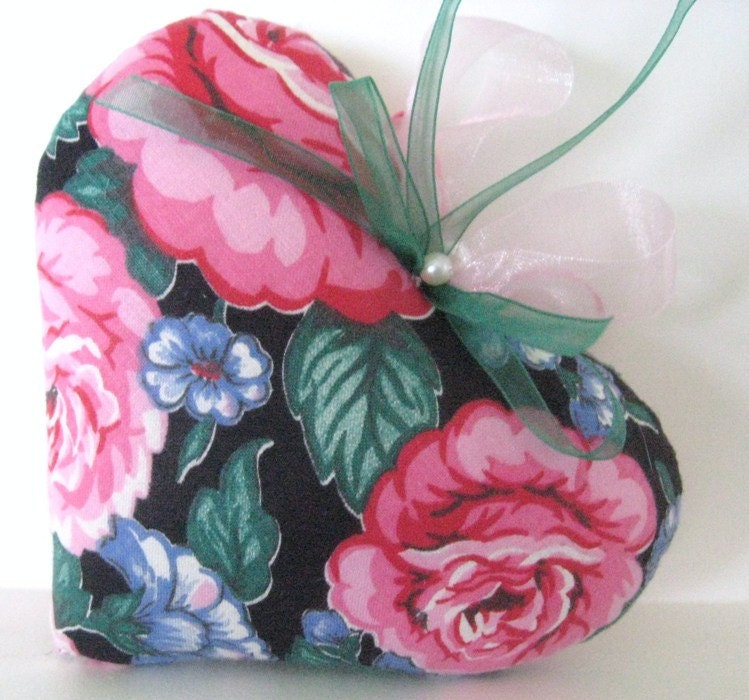 Sachet HEART,Cabbage ROSES Polished Cotton, with Lavender Buds, Prim Primitive Cloth Handmade CharlotteStyle Decorative Folk Art