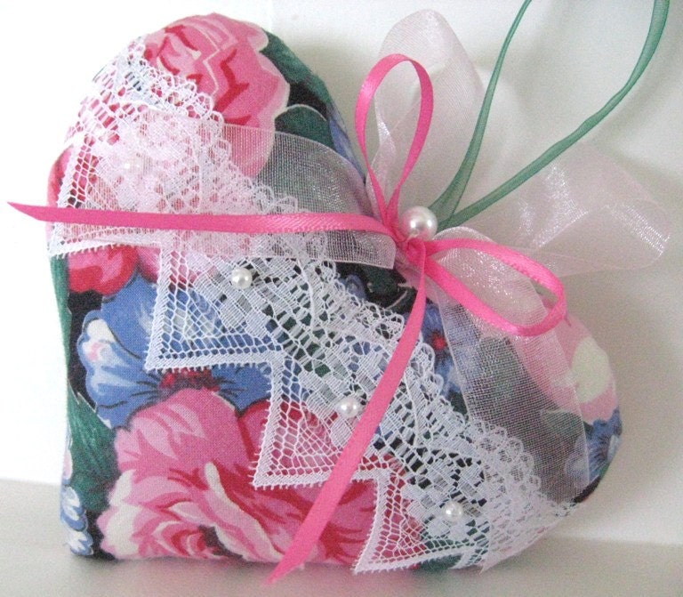 Sachet HEART,Cabbage ROSES Polished Cotton, with Lavender Buds, Prim Primitive Cloth Handmade CharlotteStyle Decorative Folk Art
