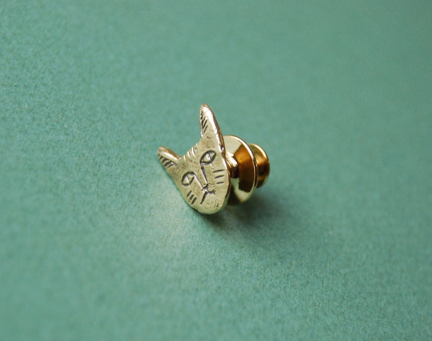 Cat face lapel pin