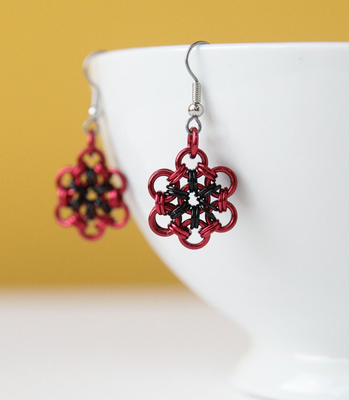 Chainmaille earrings flower posies red and black for women