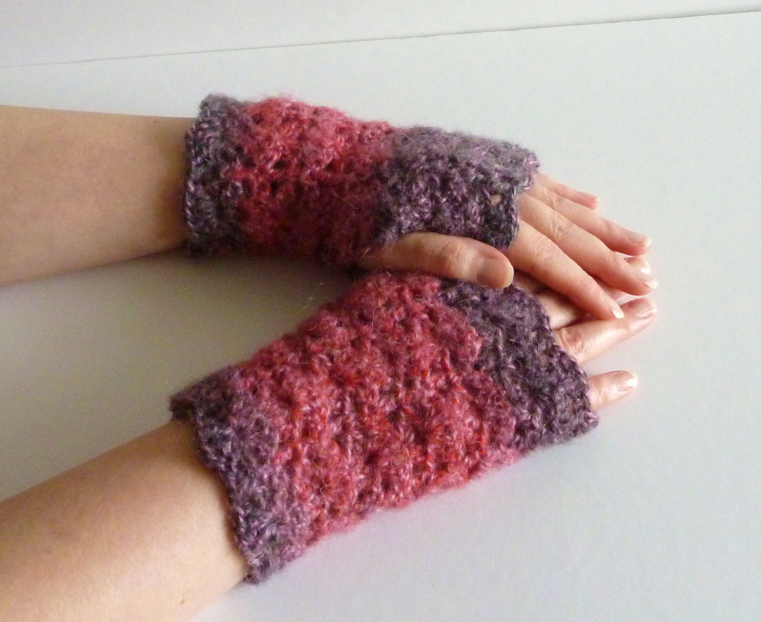 Wrist warmers fingerless gloves crochet pattern - shell stitch - PDF tutorial easy