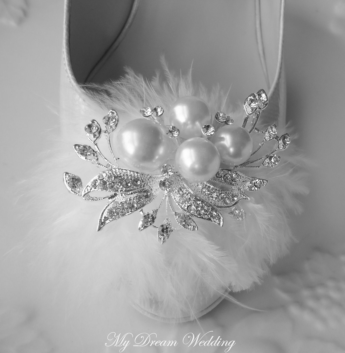 Feather Shoe Clips. Wedding White Feathers Shoe clips, rhinestone and Ivory Pearls -Becky Collection-