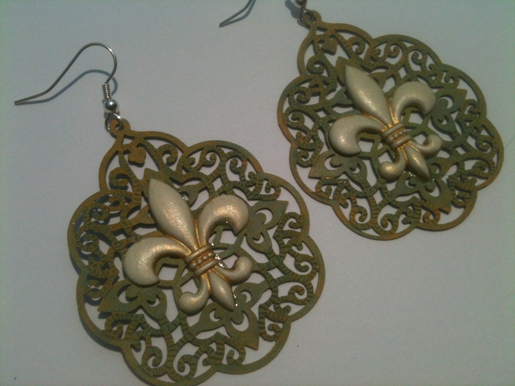 Metal Earrings Green and White Fleur de Lis