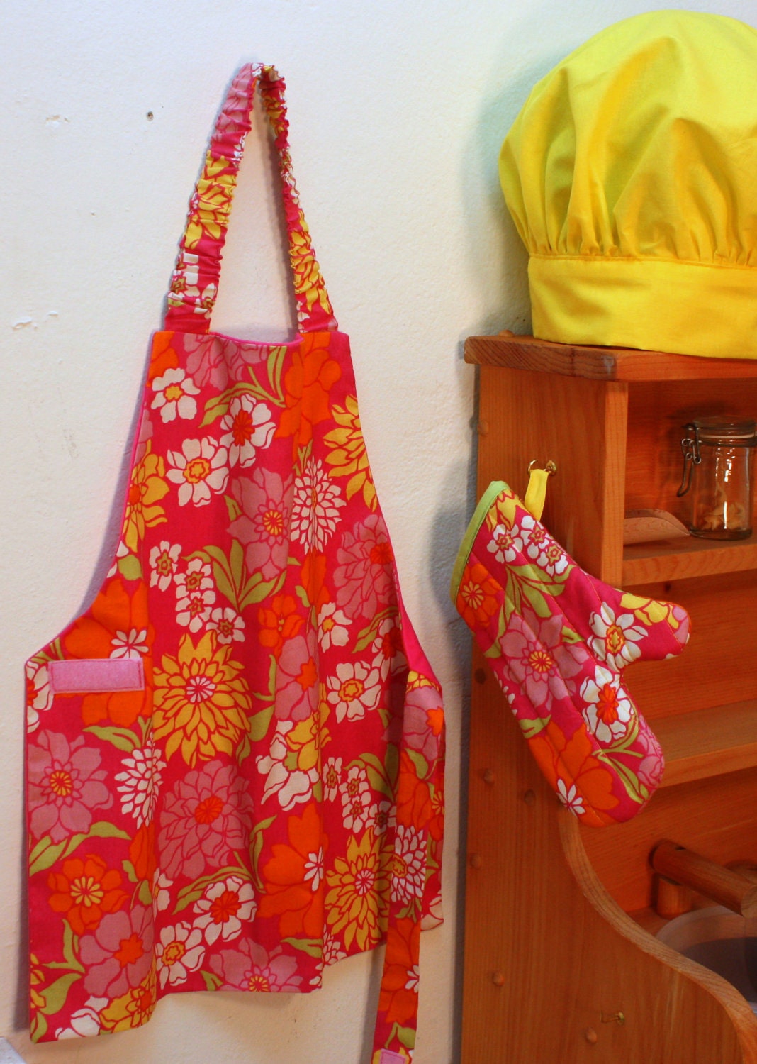 Girls Apron, Pink Posies Childs Apron
