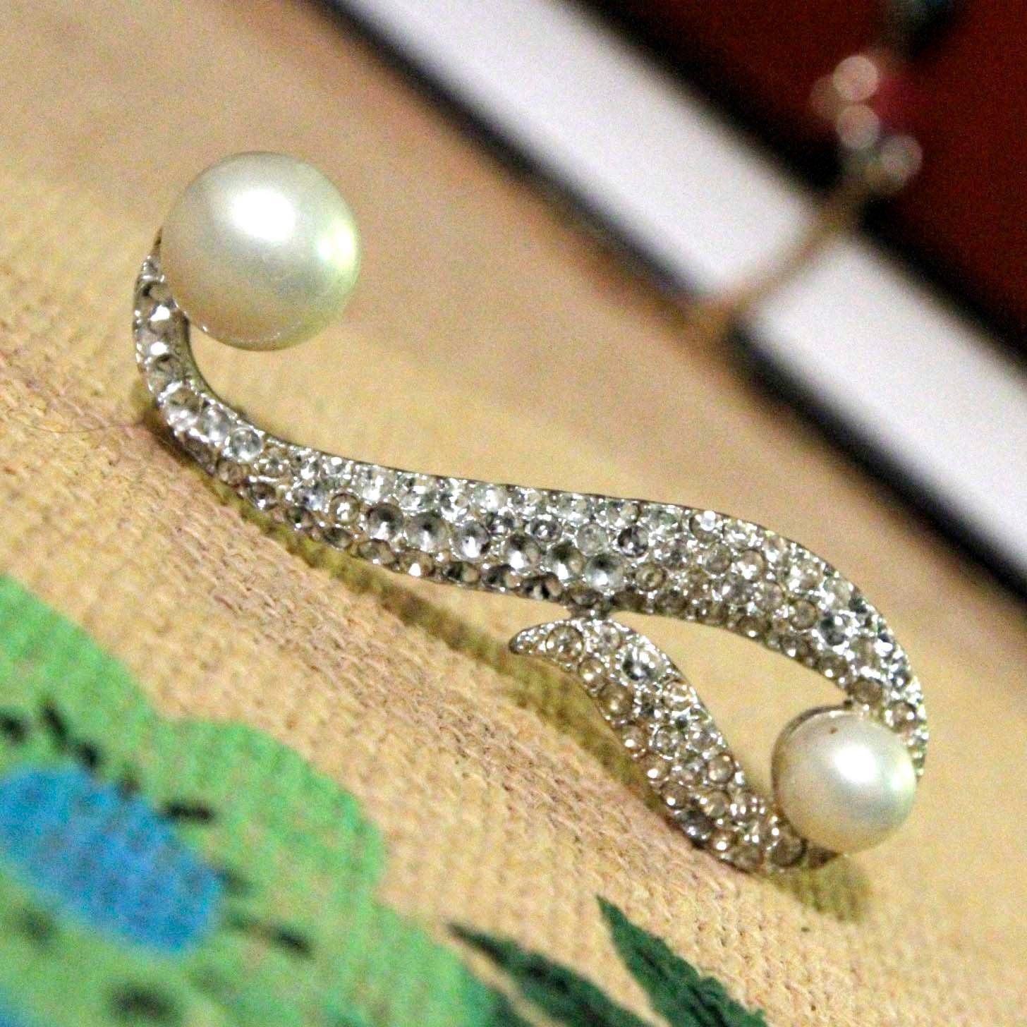 Vintage Brooch, silver "s" shape with pearls and faux rhinestones