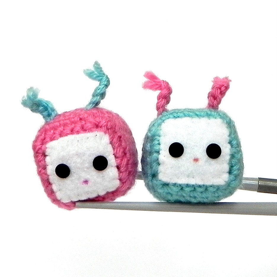 Amigurumi magnet - Hot pink and aqua blue cubie MochiQties - Crochet Amigurumi Mochi size mini cube doll