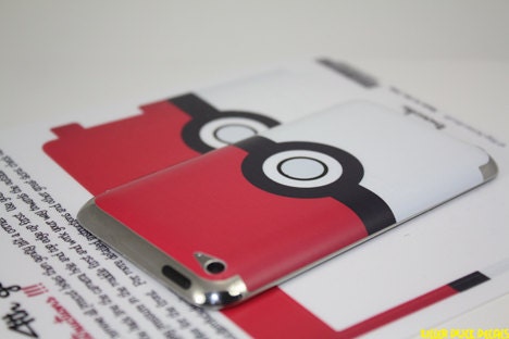 Deluxe Pokeball iPod Touch Decal Skin
