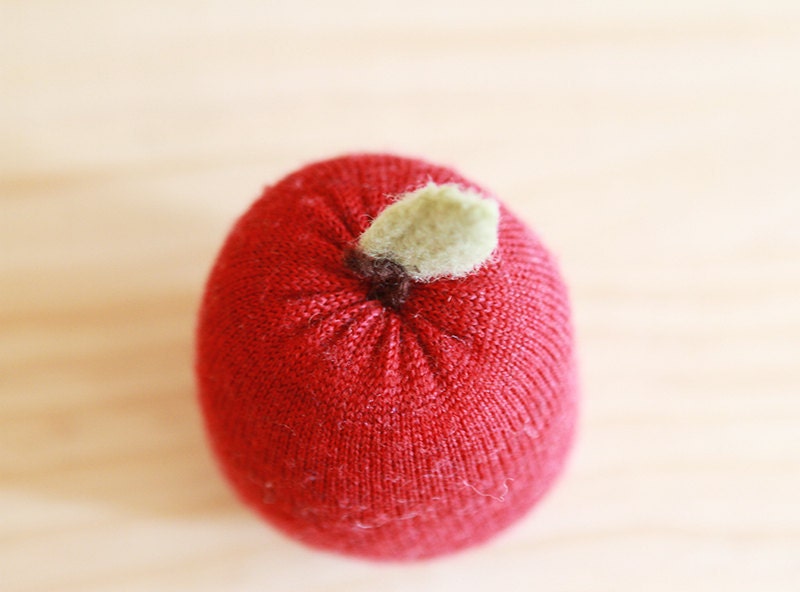 upcycled wool red apple - pomme rouge en laine récupéré