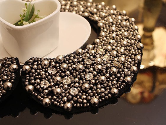 A Handmade Chic Rhinestone & Metal bead Decorate collar