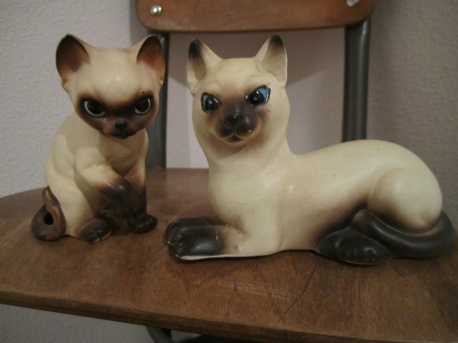 Mama and kitten siamese cat figurine