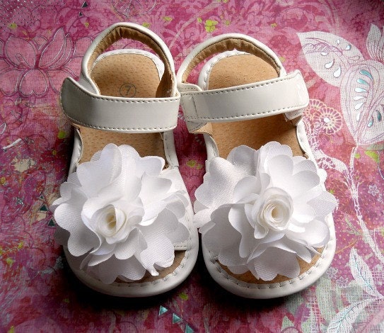 Toddler White leather squeaky shoes,  Girl sandals  white satin rosette, girl shoes.Ready to ship.
