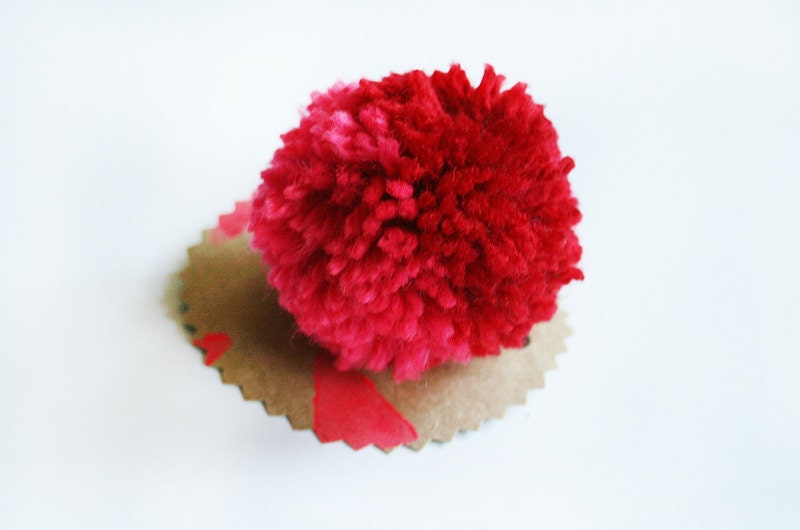 Pom Pom brooch - pink and red