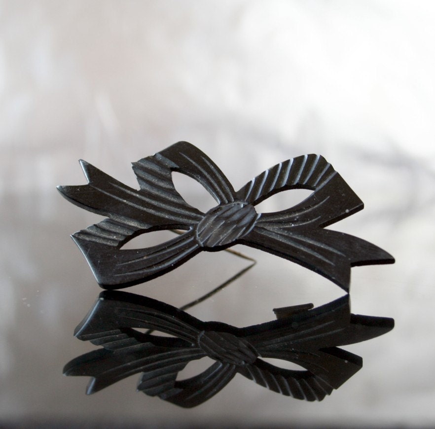 Antique Edwardian Mourning Carved Early Plastic Black Bow Brooch. - DresdenDollz