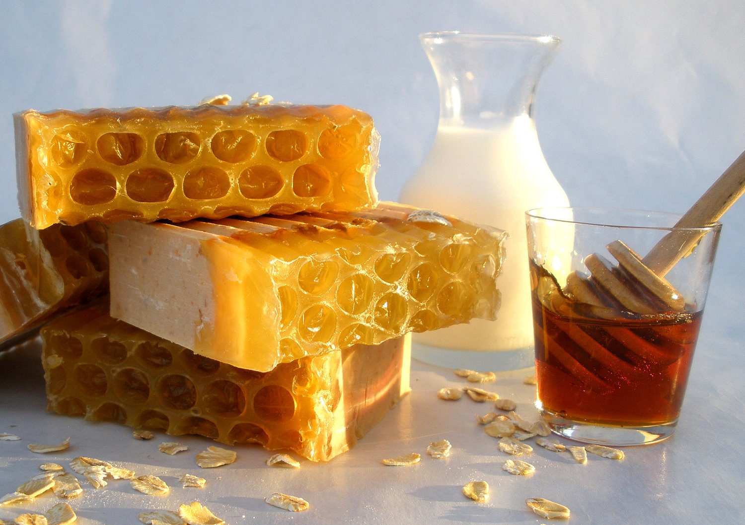 Oatmeal, Milk & Honey enriched with 100% goats milk, cocoa butter, shea butter and a dollop of honey. Great facial bar too