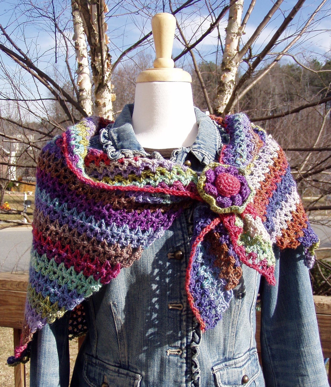 Simplicity Shawl (Crochet Pattern). Detailed instructions to crochet this simple shawl. Pattern for rosette included. INSTANT DOWNLOAD