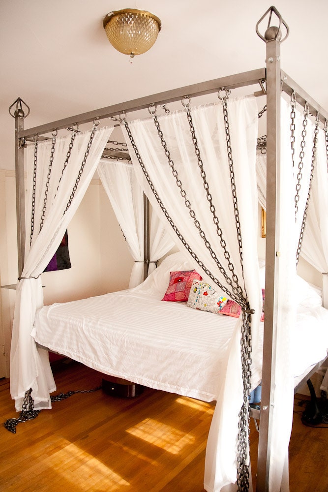 Kinky Chain Canopy Bed made of steel