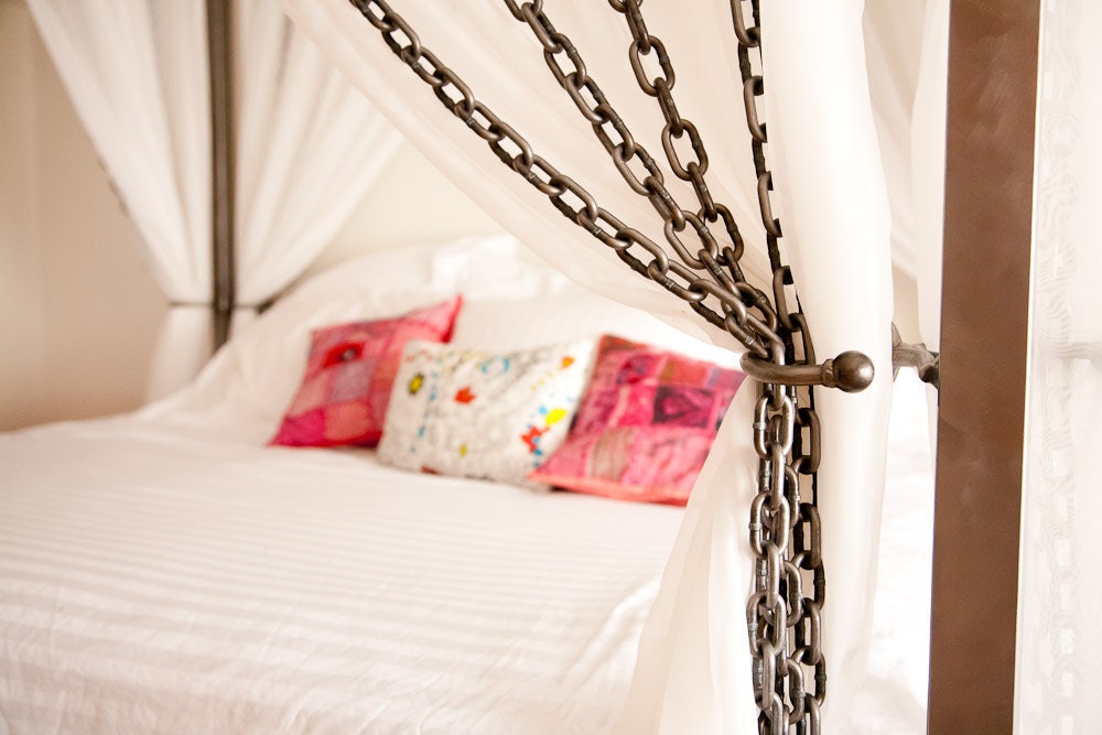 Kinky Chain Canopy Bed made of steel