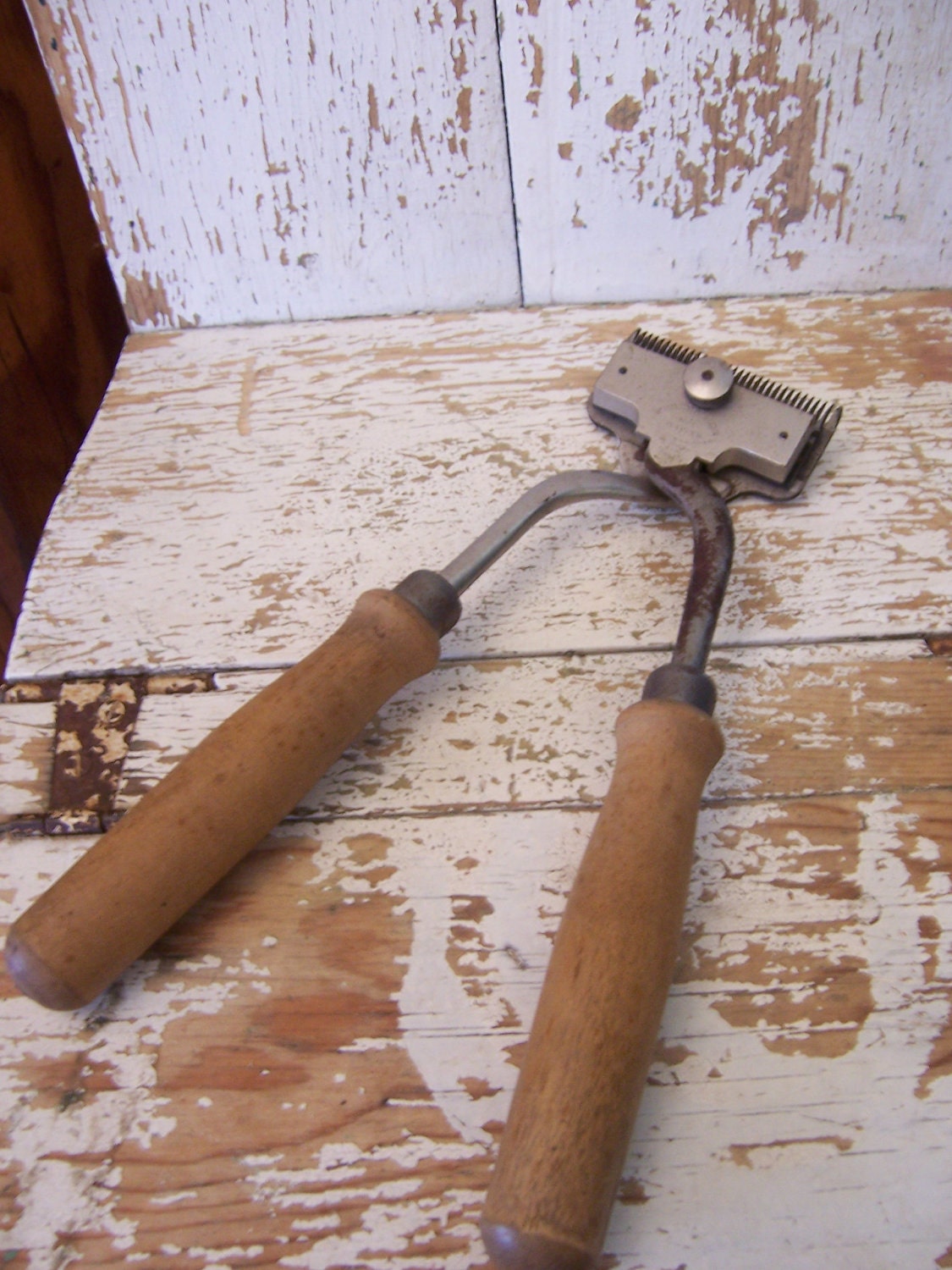 After Christmas SalePrimitive and vintage sheep shearers-industrial looking-retro sheep clippers