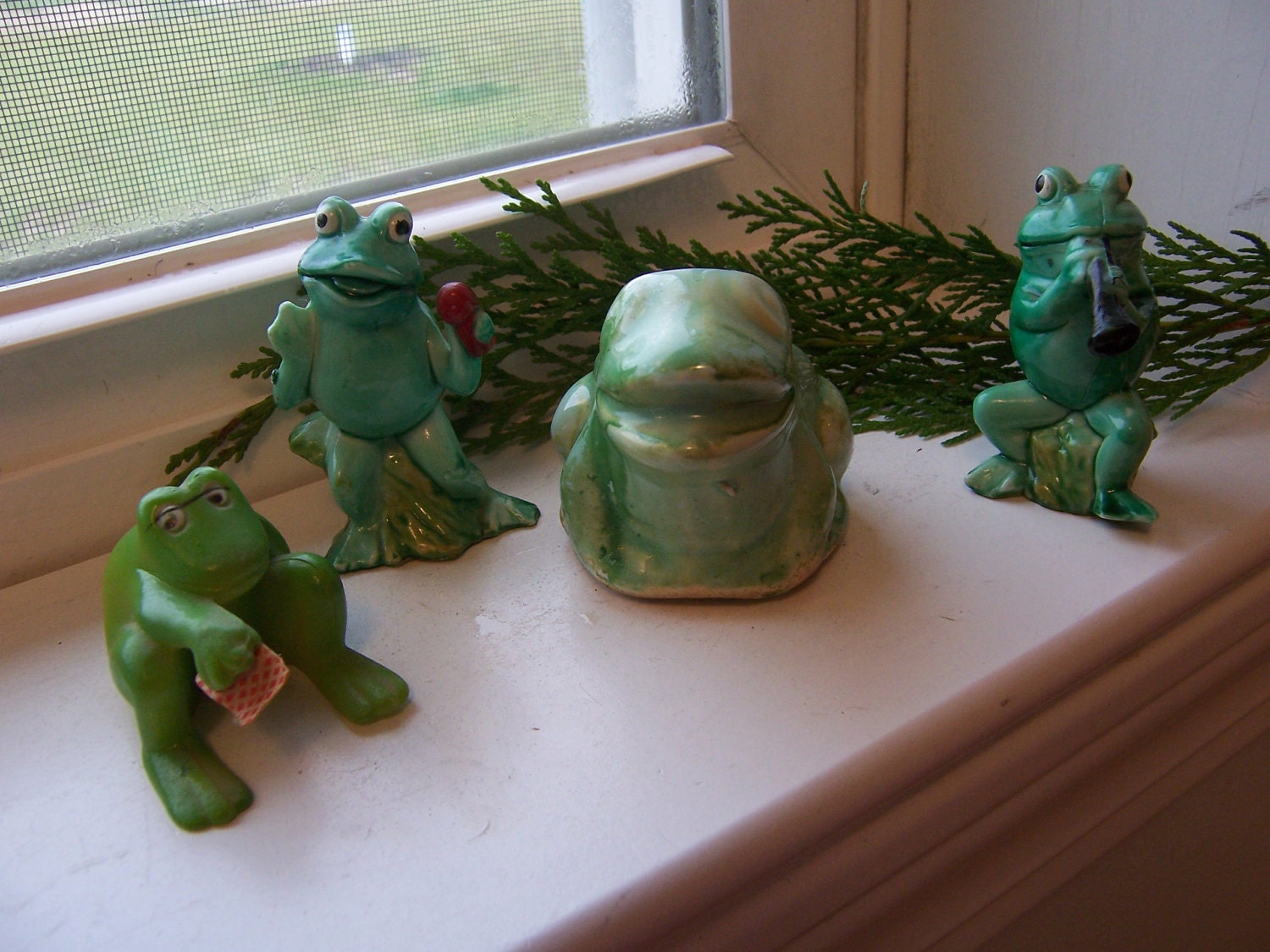 Kitsch oversized "instant collection" of four retro frogs-vintage frog collection