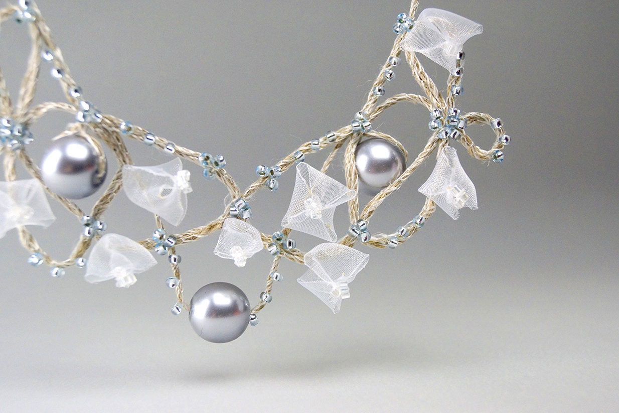 Fiber art linen necklace with blue gray pearls and white chiffon anemon flowers. Fine wedding jewelry for beach wedding. Summer bijoux.