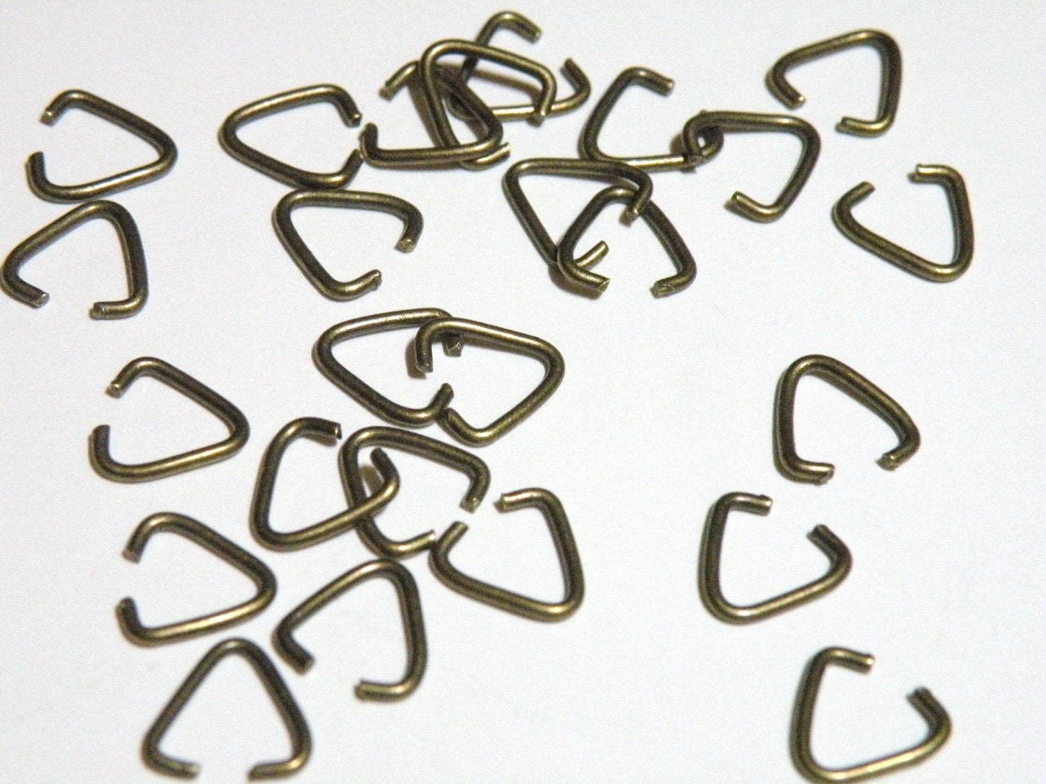 100 Triangle Jump Rings antique bronze pinch bail 10x10x5mm 18 gauge DB11427
