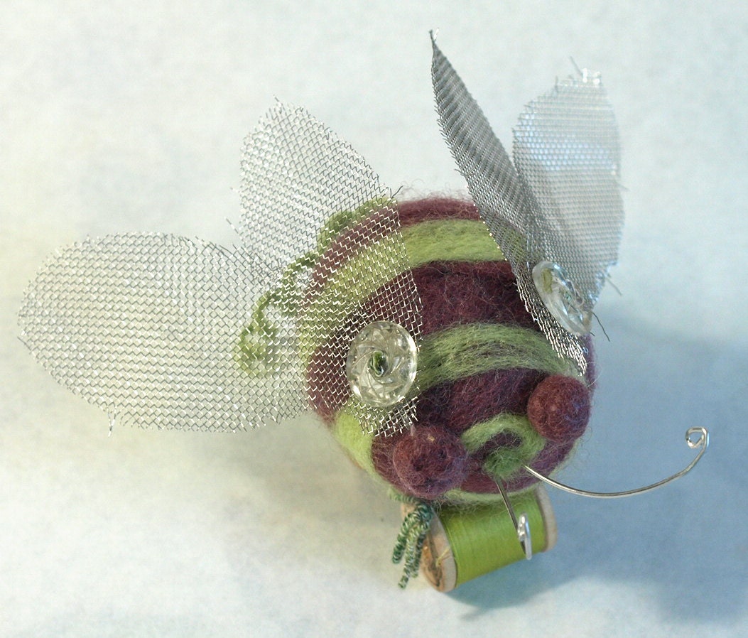 Medium - Folk Art Spool BeeZ