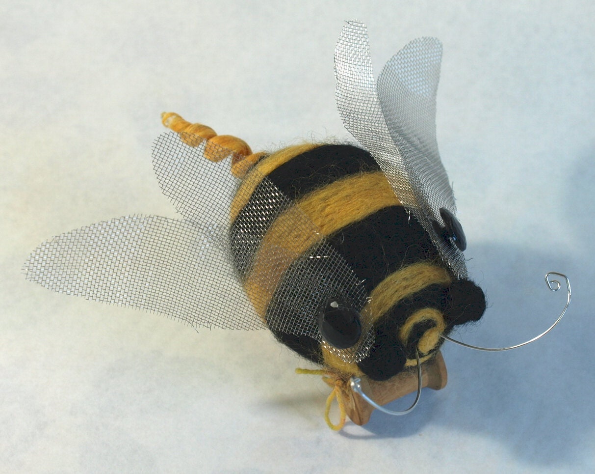 Large - Folk Art Spool BeeZ