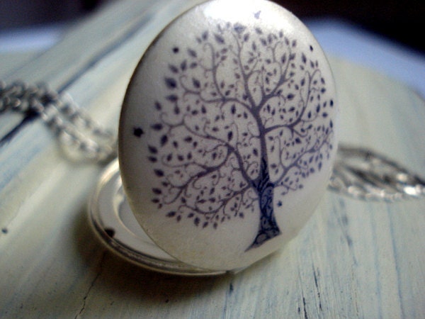 Delicate Tree of Life - Mattfinished silver locket necklace with filigree tree and leaf