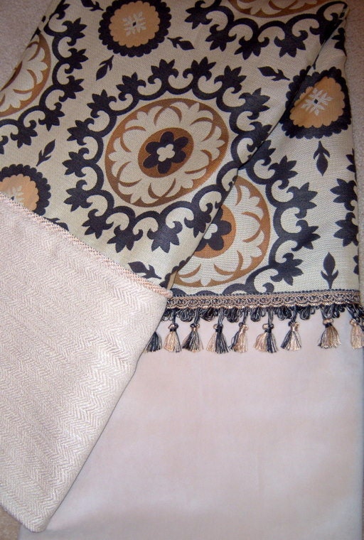 Bronze & Black Discs On A Neutral Palette Throw Blanket
