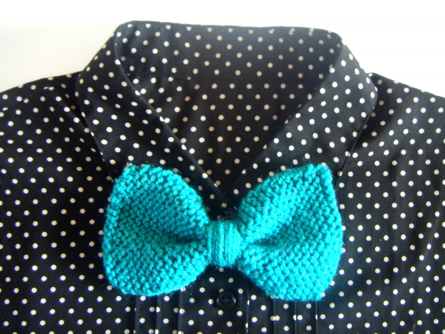 SALE /// Bow tie necklace in bright Turquoise