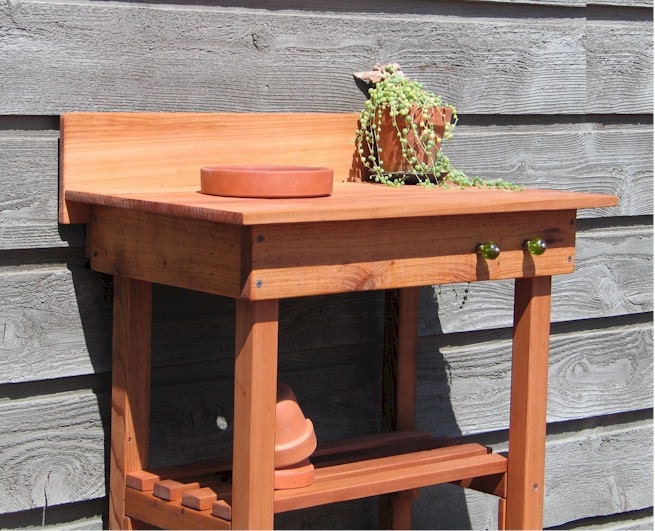 Potting Bench (Sm) Cedar, Terra Cotta Pot