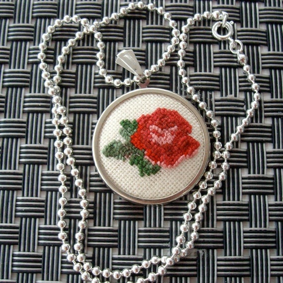 Cross stitch pendant, rose pendant, embroidered pendant, needlecraft necklace, pink and red rose necklace