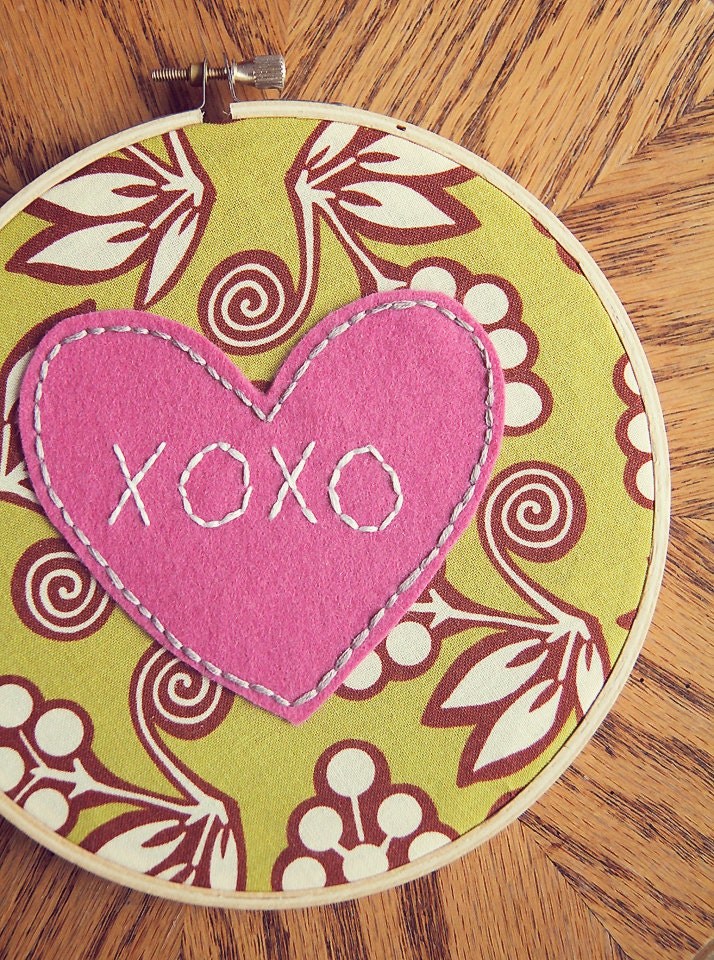 Embroidery Hoop Art. XOXO. Felt Heart on Fabric. Wall Art by Catshy Crafts