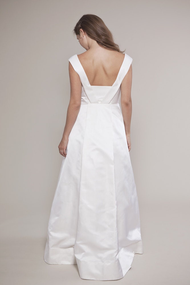 Classic Wedding Dress: Pleated Taffeta V-neck and Flounce A-line Skirt
