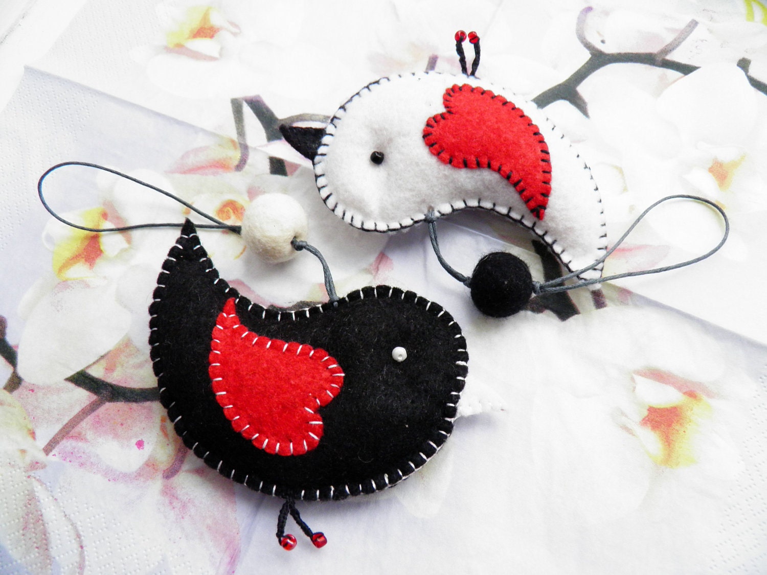 Pair of Felt Bird / black and white in love birds/home decor/ red heart / felt plush /Ready to Ship
