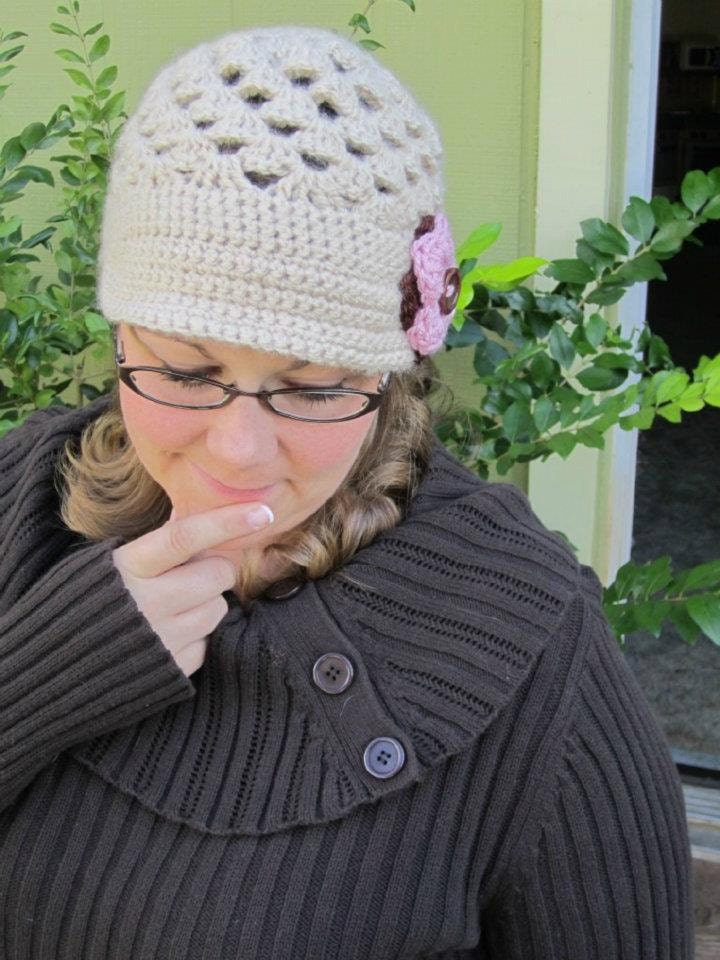 Shell stitch Newsboys style hat with flower