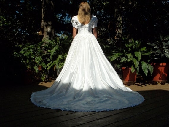 Wedding Dress in Satin White with tulip short sleeve