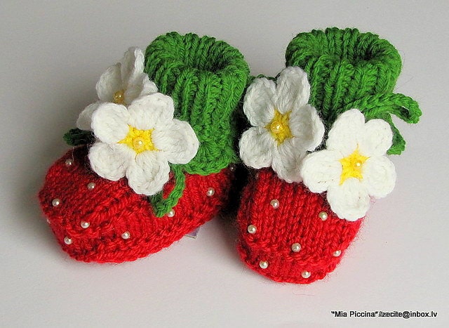 Knitted Baby booties Red Strawberry baby girls shoes christmas handmade hand knit baby shoes toddler shoes / size 0-3 M
