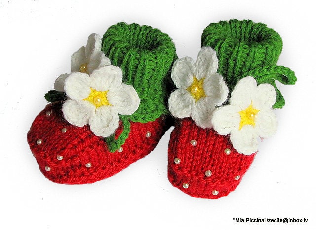 Knitted Baby booties Red Strawberry baby girls shoes christmas handmade hand knit baby shoes toddler shoes / size 0-3 M