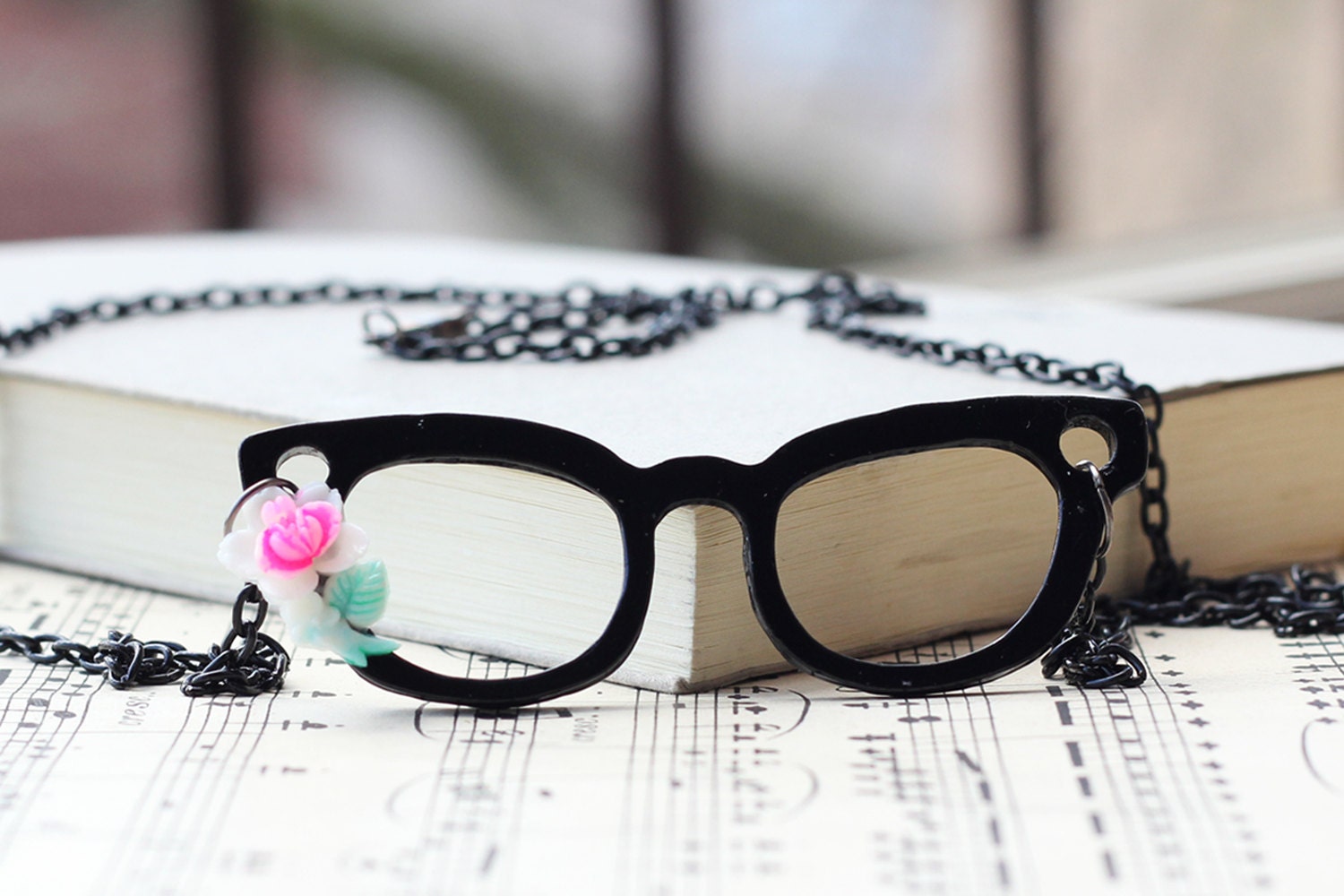 Eyeglasses Pendant Necklace - Black Metal - Vintage style flower