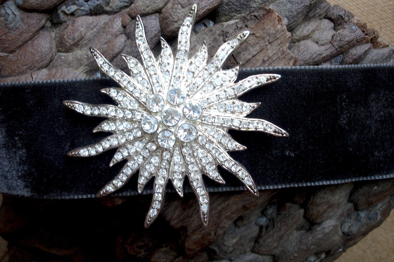GLAMOROUS neckpieces