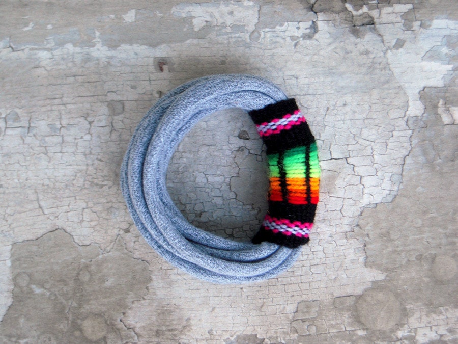 The peruvian bracelet - handmade in grey jersey and black peruvian fabric