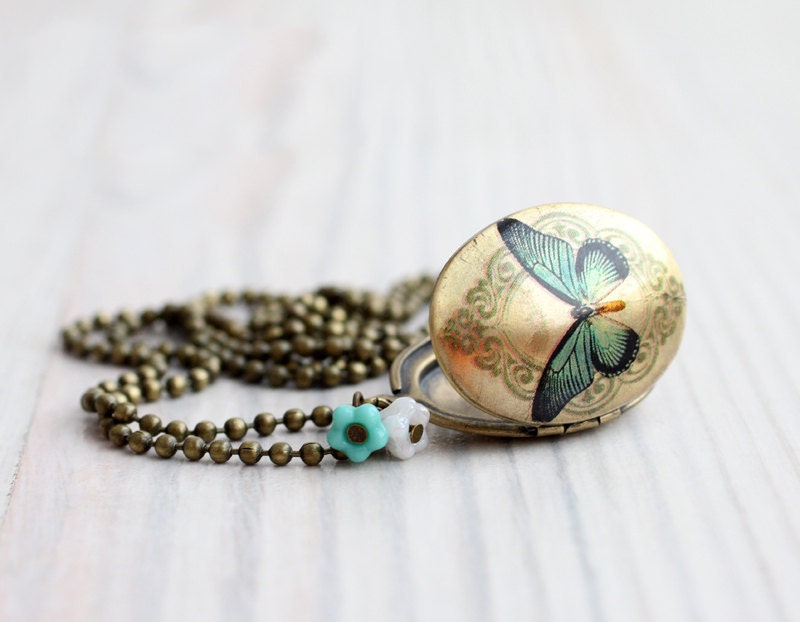 Butterfly - Oval locket necklace - Vintage style - Gift for her - Free Shipping