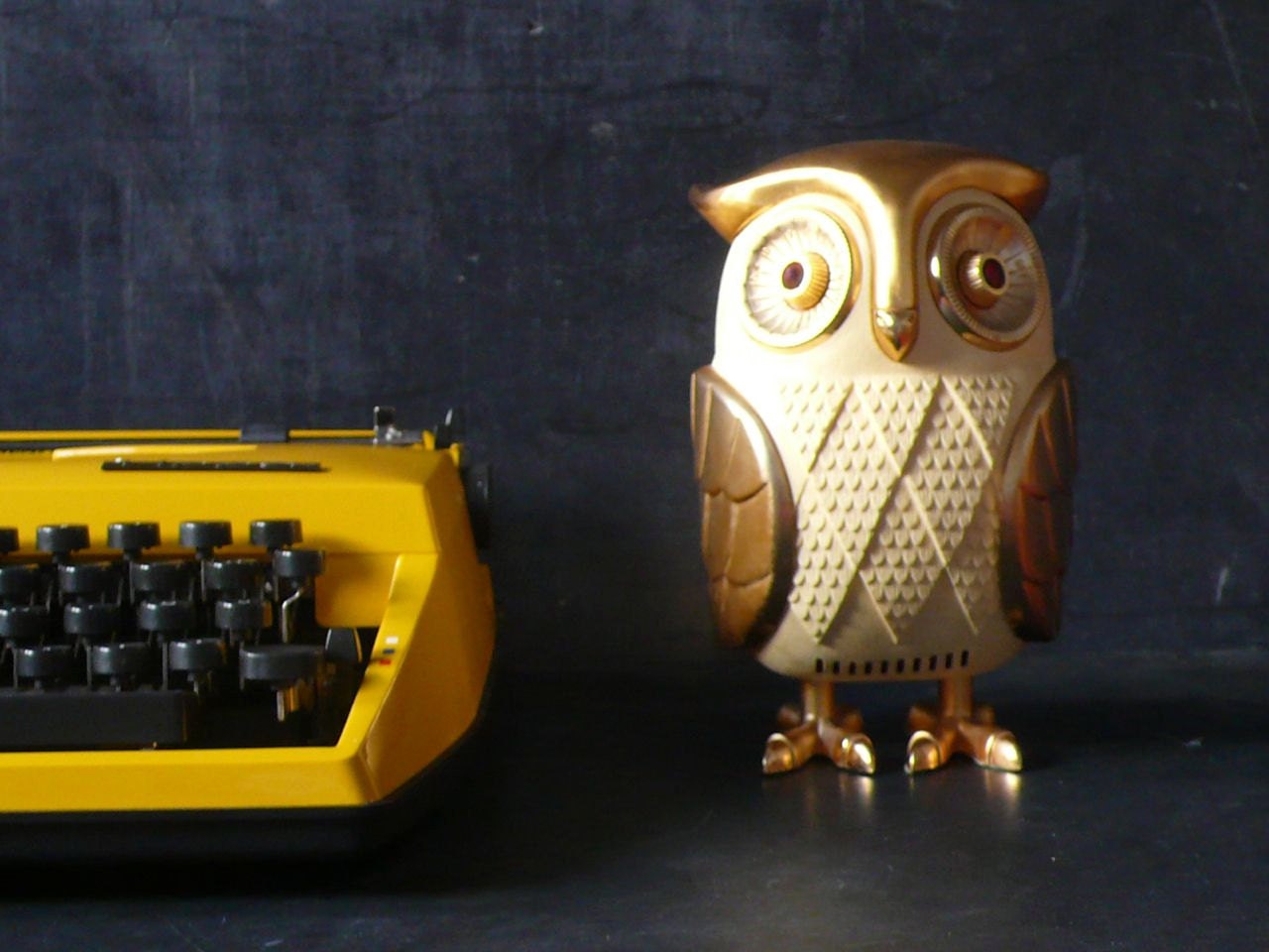 Vintage owl transistor radio. Made in Japan. 1960s.
