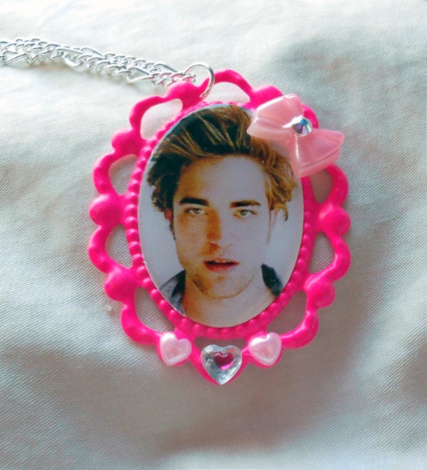 Hot Robert Pattinson Necklace bright pink lacy cameo with Crystals, Hearts, Pearls. Vampire Twilight New Moon Eclipse Kristen Stewart