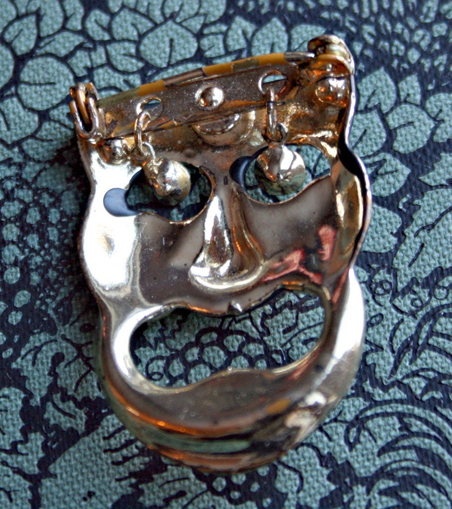 Strange Laughing Mask Brooch - Emerald Eyes
