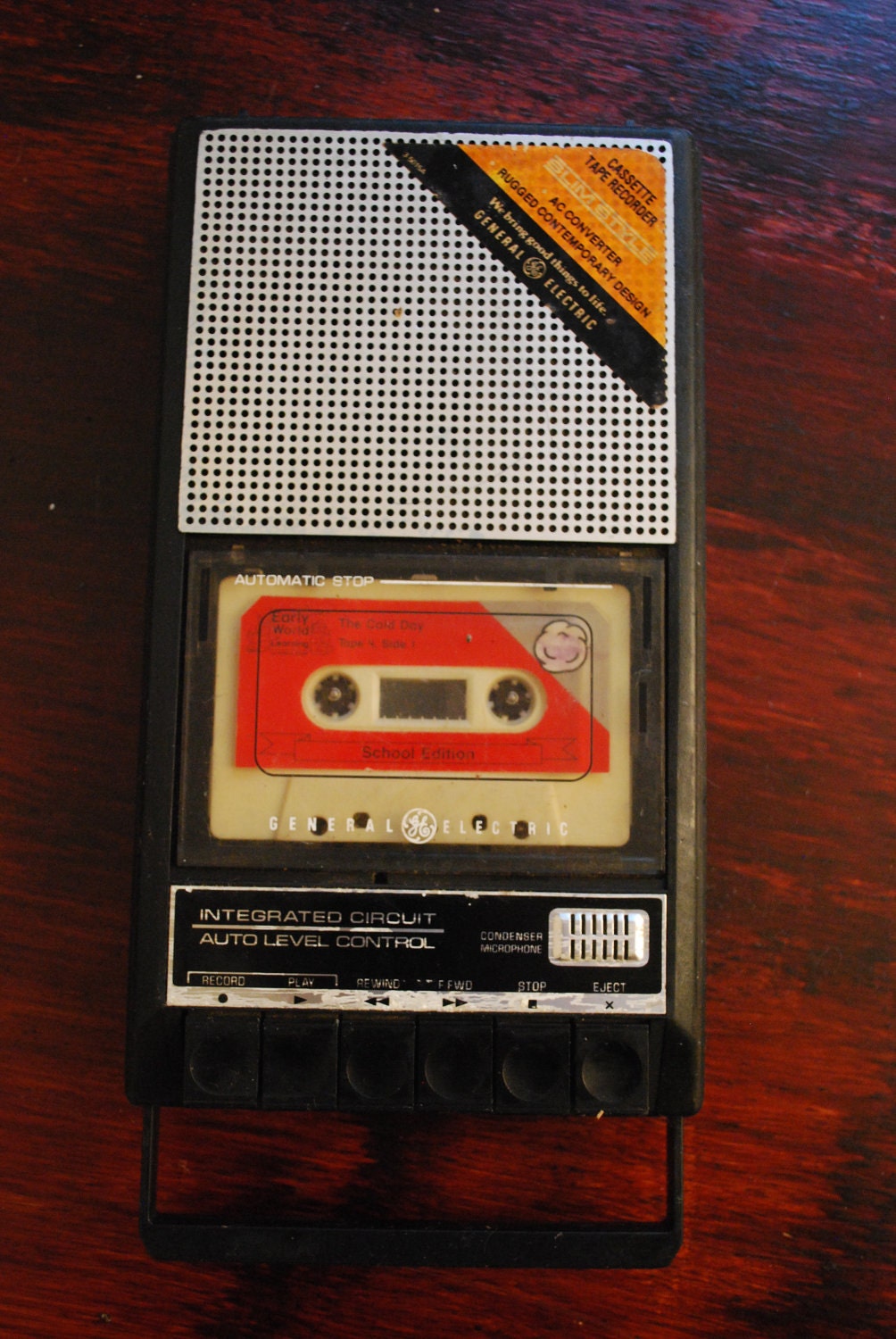 Retro CASSETTE TAPE RECORDER